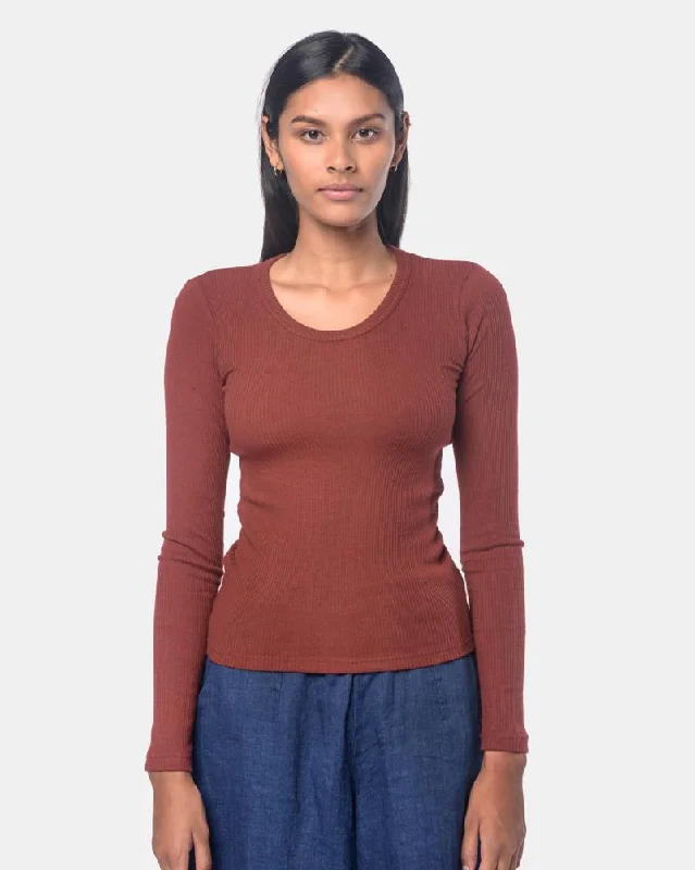 Long Sleeve Powder U-Neck Tee in Burgundy